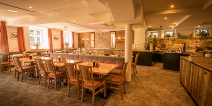 Essen-gehen - grüner Gastgarten - Lans - Unser Saal bietet Platz für bis zu 80 Personen - ob Taufe, Geburtstagsfeier oder sonstiges gemütliches Zusammenkommen. - Restaurant Dollinger