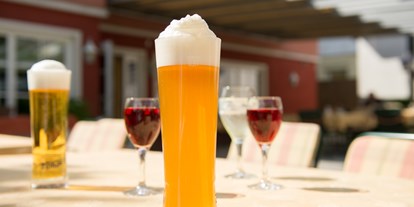 Essen-gehen - grüner Gastgarten - PLZ 6060 (Österreich) - Ob zum erfrischenden Bier in unserem Gastgarten oder zur nachmittäglichen Kaffeepause - bei uns sind Sie immer herzlich willkommen! - Restaurant Dollinger