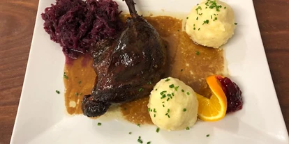 Essen-gehen - Preisniveau: € - Birgitz - "Martinigansl", ganz traditionell rund um das Fest des Heiligen Martin bei und im Restaurant. - Restaurant Dollinger