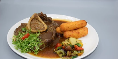 Essen-gehen - Art der Küche: mitteleuropäisch - Lans - Gedünstete Beinscheibe mit Kroketten und Grillgemüse - Gasthaus Spitzbua