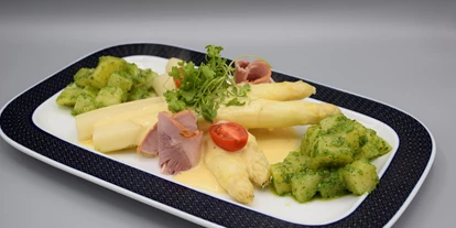 Essen-gehen - Gerichte: Suppen - Hötting - SPARGEL KLASSISCH
mit Bärlauchkartoffel, Schinken und Sauce Hollondaise - Gasthaus Spitzbua