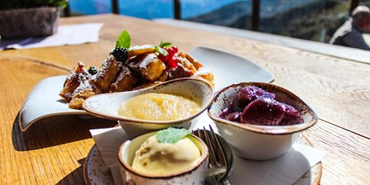 Essen-gehen - Preisniveau: €€€ - Tirol - Kaiserschmarren mit 100% Dinkelmehl, Apfelmus, Zwetschken-Heidelbeerröster, Vanilleeis - Wedelhütte