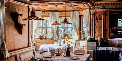Essen-gehen - grüner Gastgarten - Kapfing - Zirbenstube als Frühstücksraum für unserem Hotelgast - Wedelhütte