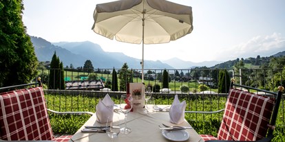 Essen-gehen - Gerichte: Meeresfrüchte - Tirol - Terrasse im Bichlhof mit wunderbaren Blick auf Kitzbühel, den Wilden Kaiser und die legendäre Streif  - Hotel Restaurant Bichlhof