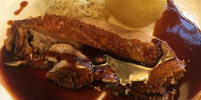 Essen-gehen - Sitzplätze im Freien - Region Chiemsee - Krustenbraten vom Weideschwein mit Krautsalat & Knödel - Salettl in der Simsseer Weidefleisch