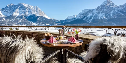 Essen-gehen - Gerichte: Delikatessen - PLZ 6631 (Österreich) - Beheizbare Sonnenterrasse mit Blick auf die Zugspitze und Sonnenspitze - Post Gourmet Stube im Hotel Post Lermoos