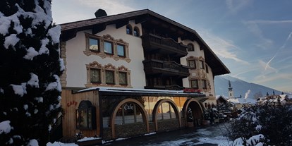 Essen-gehen - Gerichte: Gegrilltes - Tiroler Oberland - Außenansicht im Winter - Restaurant-Cafe Maximilian