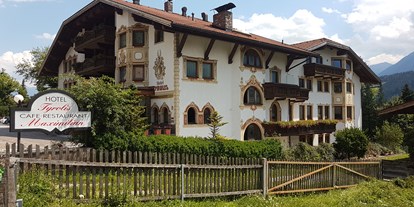Essen-gehen - Sitzplätze im Freien - Tiroler Oberland - Außenansicht - Restaurant-Cafe Maximilian