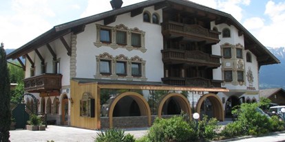 Essen-gehen - grüner Gastgarten - Zirl - Außenansicht - Restaurant Maximilian im Hotel Tyrolis - Restaurant-Cafe Maximilian
