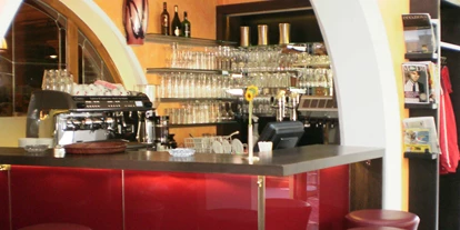 Essen-gehen - Sitzplätze im Freien - Tirol - Unser Bistro Maximilian (Raucherbereich) - Restaurant-Cafe Maximilian