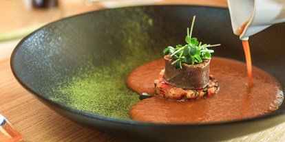 Essen-gehen - Gerichte: Delikatessen - Tirol - Geröstete Tomatensuppe mit Vanille, marinierten Thunfisch und Gemüsetartar © Natasza Lichocka / Stubaier Gletscher - Schaufelspitz