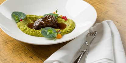 Essen-gehen - Art der Küche: mediterran - Baden-Württemberg - Ochsenbeäckle Erbsenminzmouse - Restaurant Hotel Pfaffenkeller