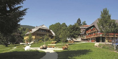 Essen-gehen - grüner Gastgarten - Schönenberg - Blick vom Park auf das Rößle - Schwarzwald-Gaststuben Hotel Rössle
