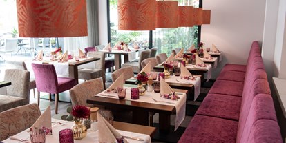 Essen-gehen - Preisniveau: €€€ - Schlier - Wintergarten mit Blick auf die Gartenterrasse - ZUM SCHLOSS - Hotel & Restaurant