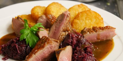 Essen-gehen - Gerichte: Desserts - Grünkraut - Barbarie-Entenbrust mit Rotkohl und Röstinchen - ZUM SCHLOSS - Hotel & Restaurant