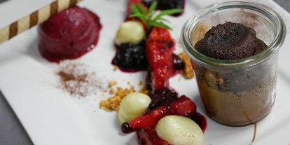 Essen-gehen - rollstuhlgerecht - Baileys-Brownie mit Beeren und selbstgemachtem Sorbet - ZUM SCHLOSS - Hotel & Restaurant