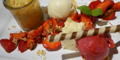 Essen-gehen - Preisniveau: €€€ - PLZ 88281 (Deutschland) - Cheesecake mit Bodensee-Erdbeeren und selbstgemachten Sorbets - ZUM SCHLOSS - Hotel & Restaurant