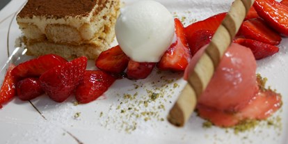 Essen-gehen - Gerichte: Desserts - Grünkraut - Zitronentiramisu mit fischen Bodensee-Erdbeeren und selbstgemachtem Sorbet - ZUM SCHLOSS - Hotel & Restaurant