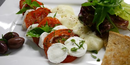 Essen-gehen - Mahlzeiten: Mittagessen - Region Schwaben - getrocknete Tomaten mit Büffelmozzarella und Salatgarnitur - ZUM SCHLOSS - Hotel & Restaurant