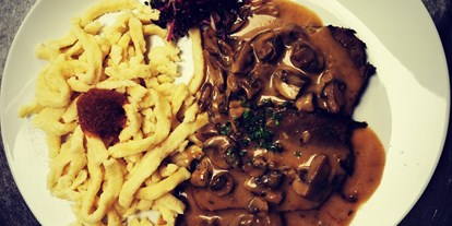 Essen-gehen - Gerichte: Wild - Lichtenwald (Esslingen) - Rinderbraten mit Trollinger-Soße und hausgemachten Spätzle - Restaurant und Weinstube Anker