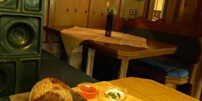 Essen-gehen - Ambiente: urig - Jerzens - Zirbenstube mit Kachelofen - Restaurant Fischteich
