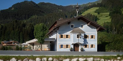 Essen-gehen - grüner Gastgarten - Kirchberg in Tirol - Gasthof Auwirt – Gebrüder Winkler