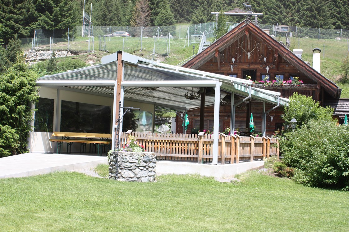 Restaurant: Unser Biergarten mit Überdachung und Heizung - Wildererhütte