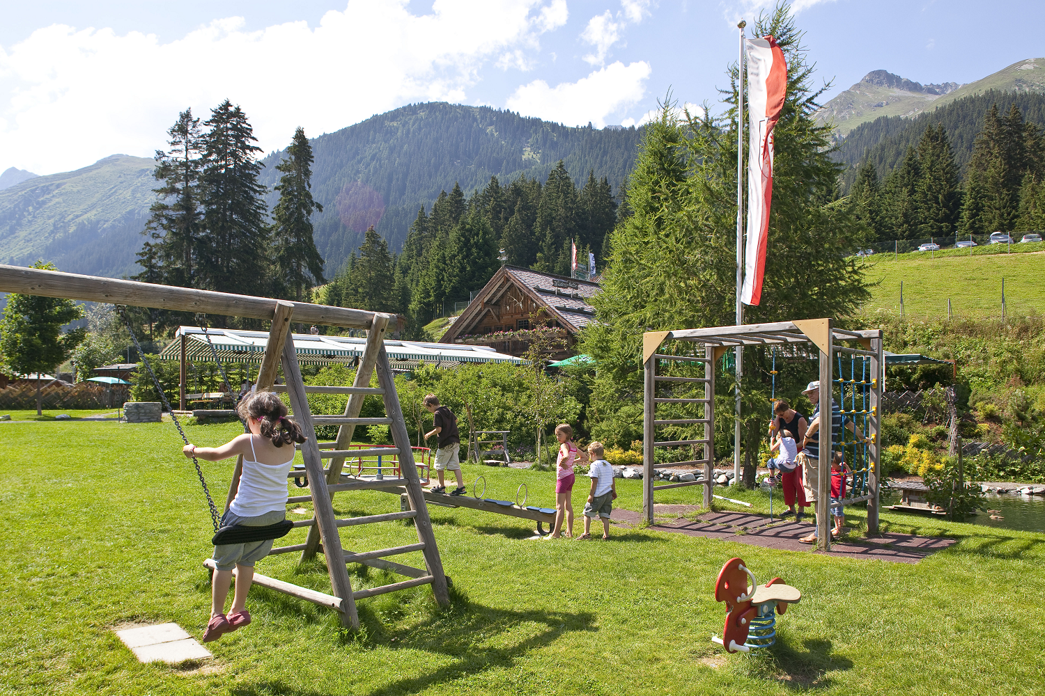 Essen-gehen - Sitzplätze im Freien - Tirol - Spielplatz für Groß und Klein - Wildererhütte
