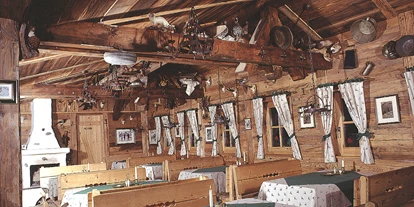 Essen-gehen - Ambiente: klassisch - Uriges Ambiente auch im Innenbereich mit Kamin und romantischer Beleuchtung. Wunderbar geeignet für Feierlichkeiten oder einer gemütlichen Jause nach dem Wandern. - Wildererhütte