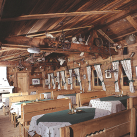 Restaurant: Uriges Ambiente auch im Innenbereich mit Kamin und romantischer Beleuchtung. Wunderbar geeignet für Feierlichkeiten oder einer gemütlichen Jause nach dem Wandern. - Wildererhütte