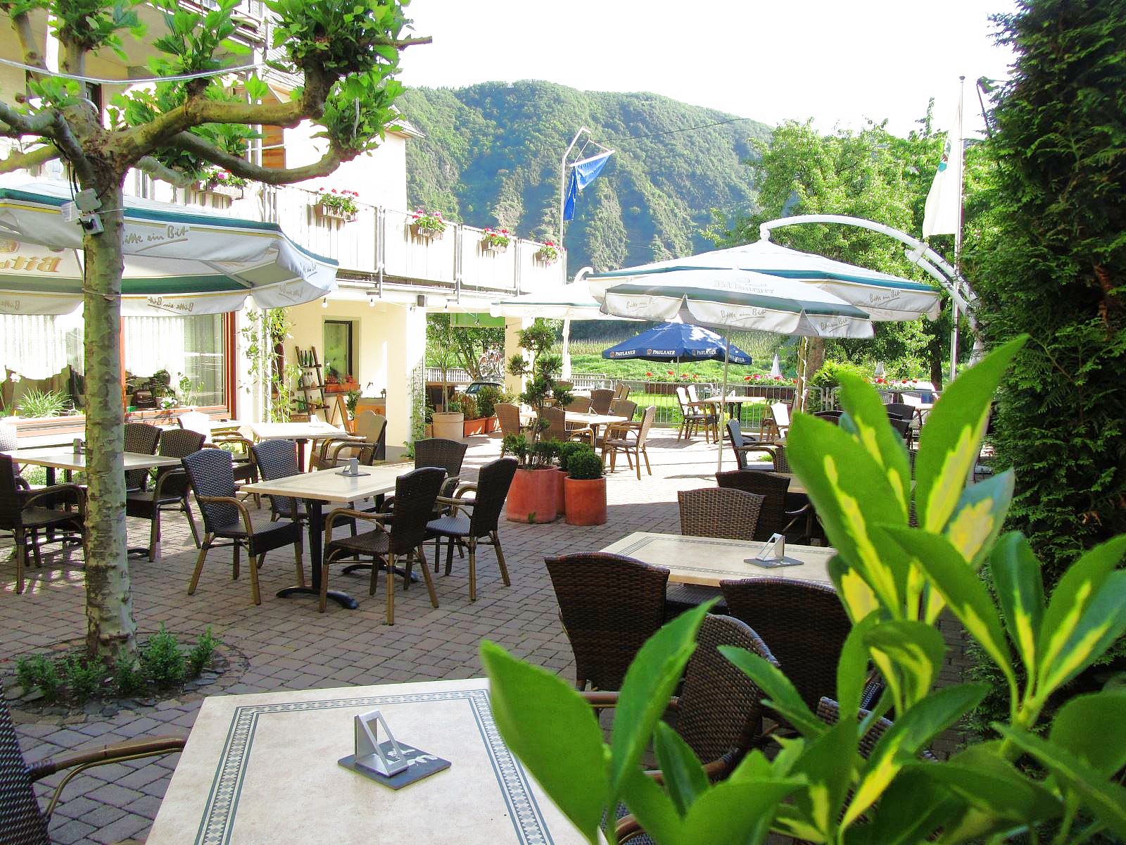 Essen-gehen - PLZ 56859 (Deutschland) - Terrasse Sommer - Hotel Restaurant Weinhaus Berg