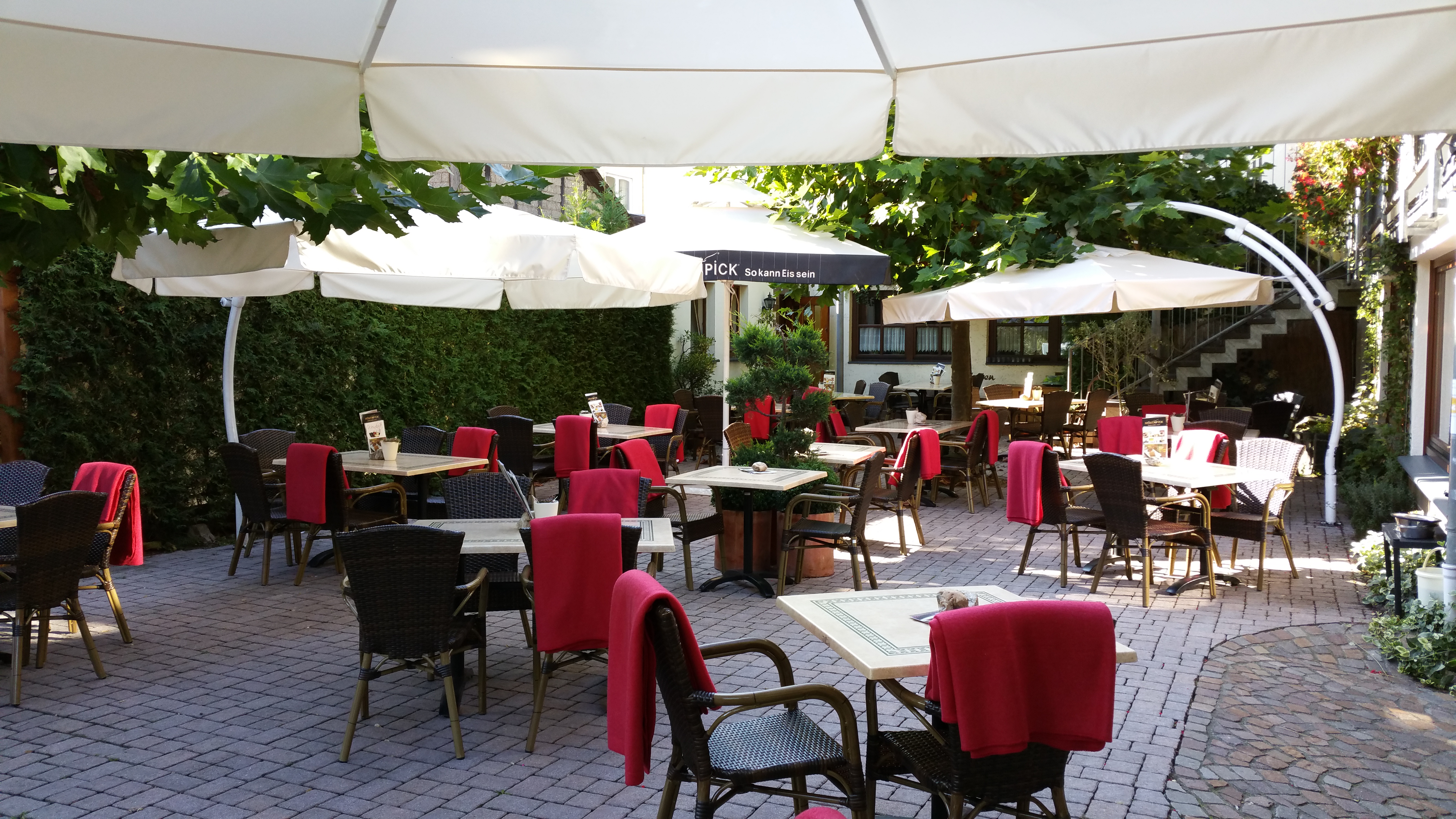 Essen-gehen - PLZ 56859 (Deutschland) - Terrasse Herbst - Hotel Restaurant Weinhaus Berg