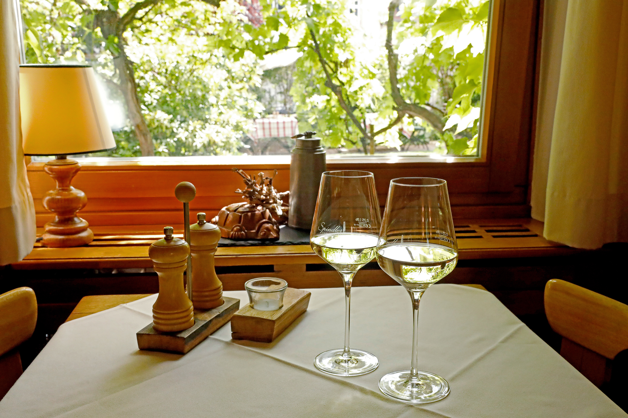 Restaurant: Vordere Gaststube Gartenfenster - Gutsausschank Spindler