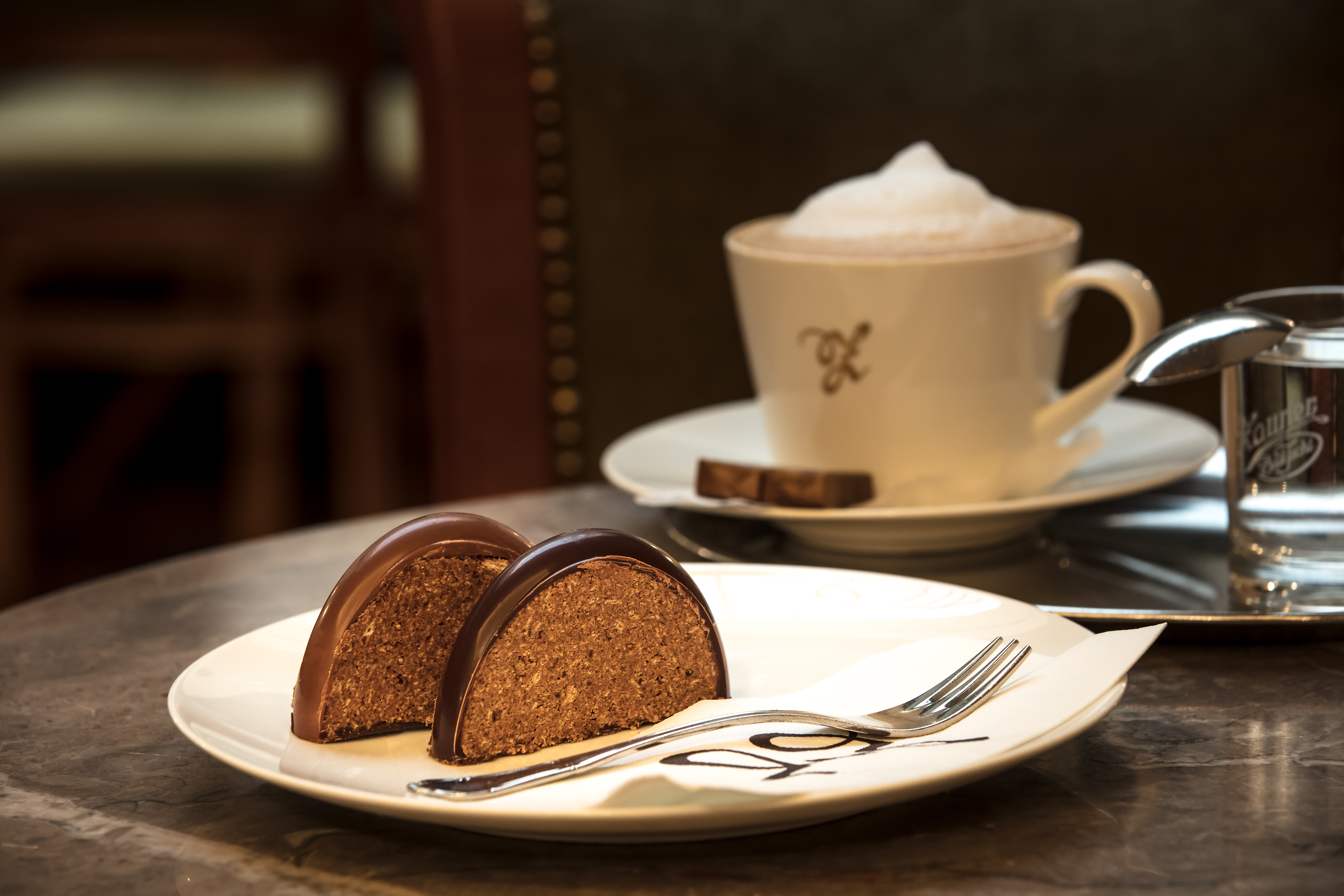 Restaurant: Unser berühmte Zaunerstollen in dunkler und heller Schokolade, auch online zu bestellen - our famous "Zaunerstollen" in dark and milk chocolate, also online available  - Grand-Café & Restaurant Zauner Esplanade