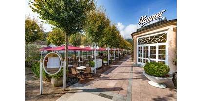 Essen-gehen - Ambiente: klassisch - Unser fantastische Gastgarten an der Traun - our beautiful outdoor dining area by the river - Grand-Café u. Restaurant Zauner Esplanade