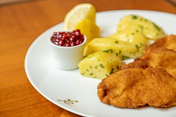 Restaurant: Schnitzel mit Petersielkartoffel - 
Schnitzel with parsley potatoes - Grand-Café u. Restaurant Zauner Esplanade
