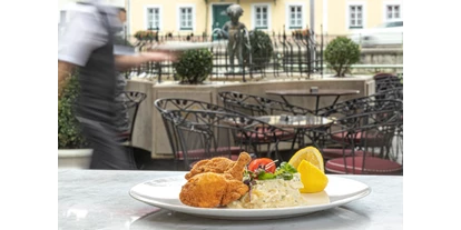 Essen-gehen - Ambiente: klassisch - Backhendl mit Kartoffel/Gurkensalat - 
Fried Chicken with a potato-cucumber salad  - Grand-Café u. Restaurant Zauner Esplanade