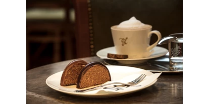 Essen-gehen - Ambiente: klassisch - Unser berühmte Zaunerstollen in dunkler und heller Schokolade, auch online zu bestellen - our famous "Zaunerstollen" in dark and milk chocolate, also online available  - Grand-Café u. Restaurant Zauner Esplanade