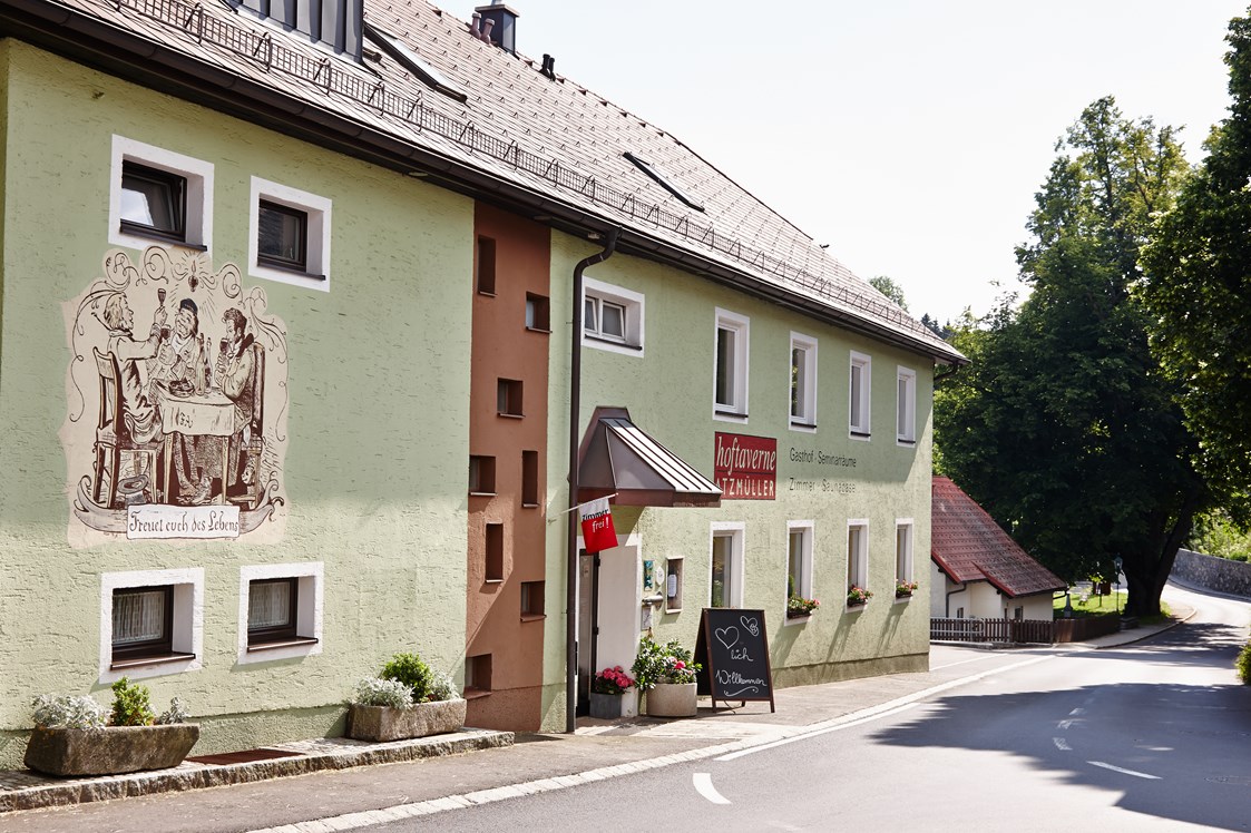 Restaurant: Straßenseite - Haupteingang - Landhotel Hoftaverne Atzmüller