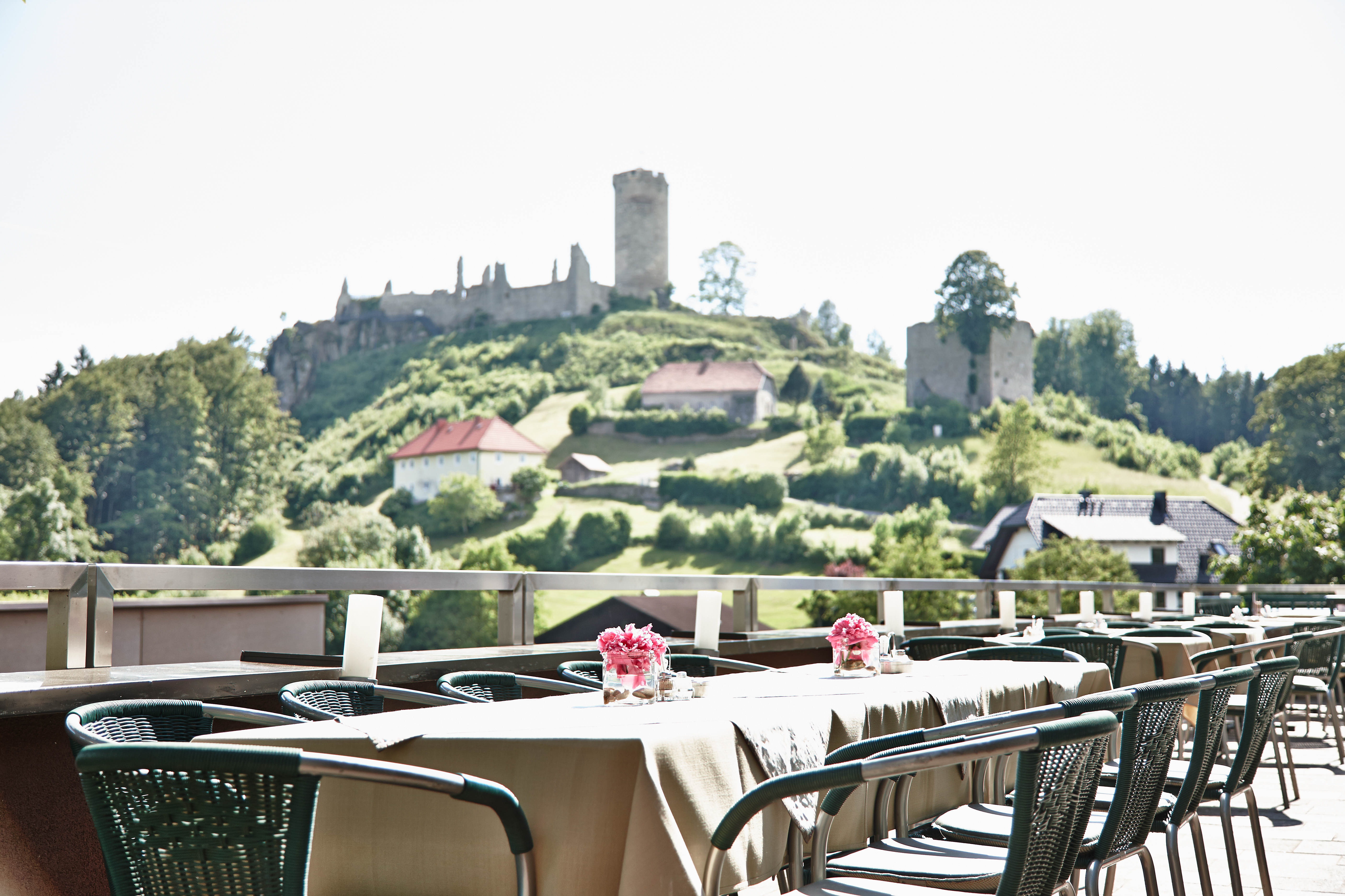 Essen-gehen - Mahlzeiten: Mittagessen - Österreich - Blick von Terrasse auf Burg - Landhotel Hoftaverne Atzmüller