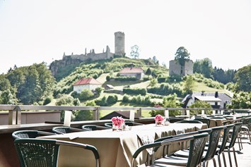 Restaurant: Blick von Terrasse auf Burg - Landhotel Hoftaverne Atzmüller