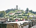 Restaurant: Blick von Terrasse auf Burg - Landhotel Hoftaverne Atzmüller
