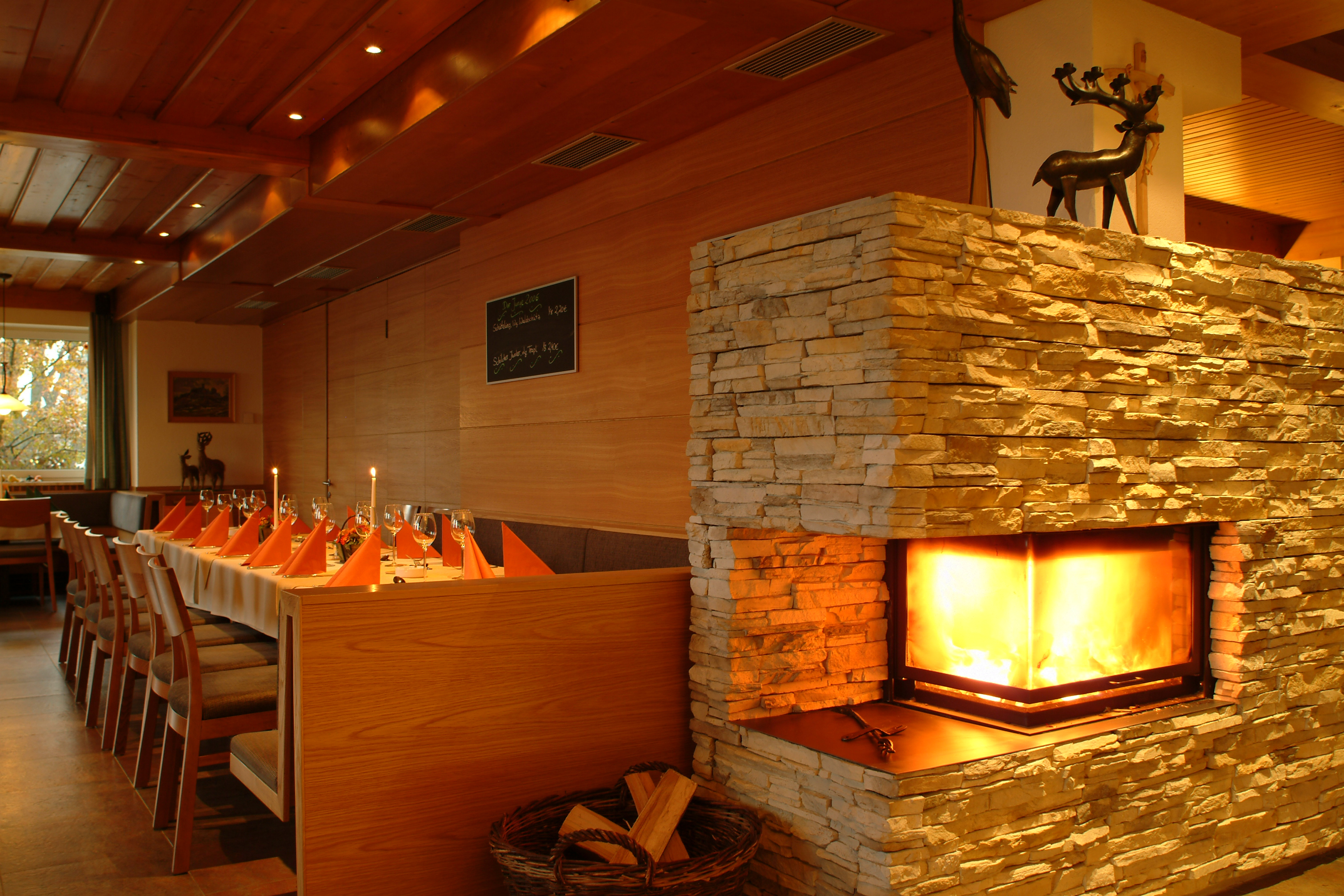 Essen-gehen - Mahlzeiten: Mittagessen - Österreich - Gaststube mit Ofen - Landhotel Hoftaverne Atzmüller