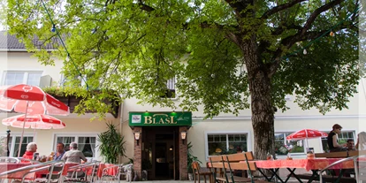 Essen-gehen - Mahlzeiten: Frühstück - Oberösterreich - Schattiger Gastgarten mit Sichtkontakt zum Spielplatz. - Familiengasthof Blasl