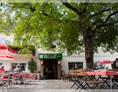 Restaurant: Schattiger Gastgarten mit Sichtkontakt zum Spielplatz. - Familiengasthof Blasl