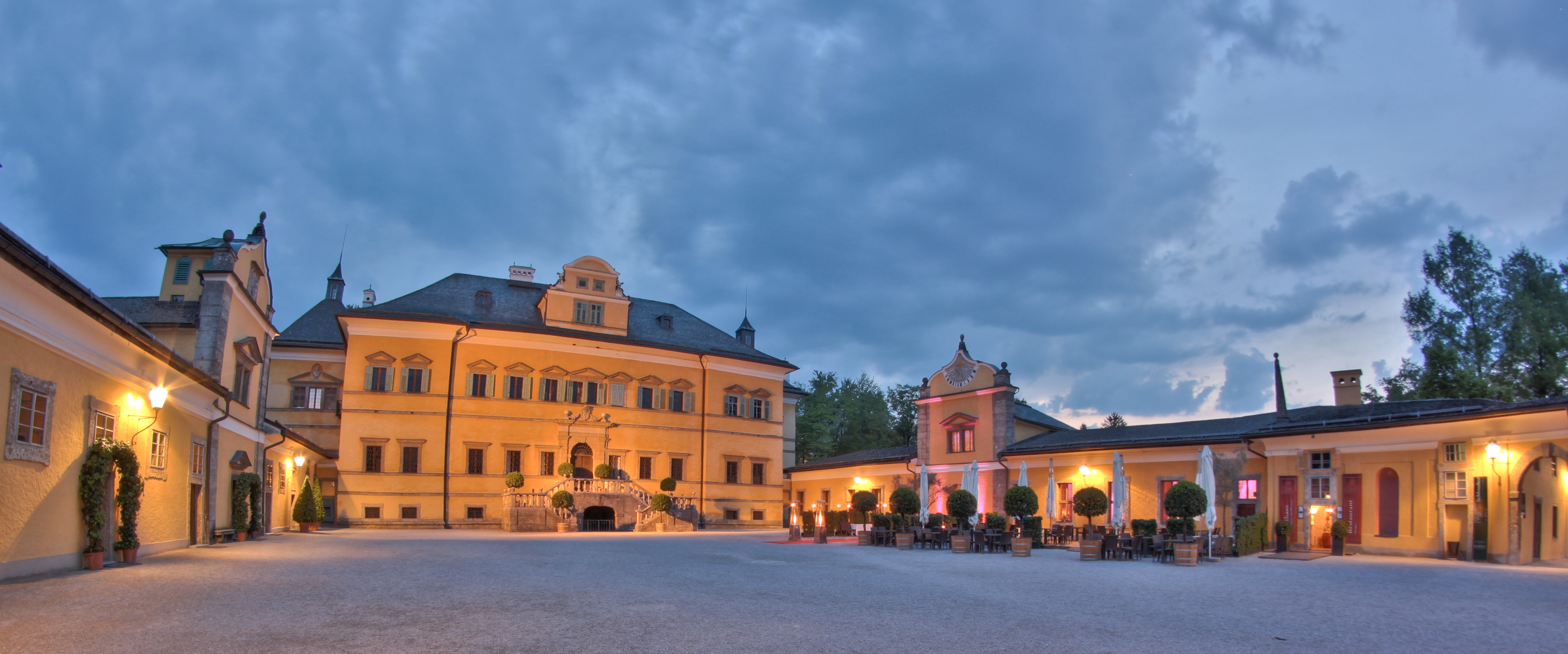 Essen-gehen - Sitzplätze im Freien - Salzburg - Schlosshof - Gasthaus zu Schloss Hellbrunn