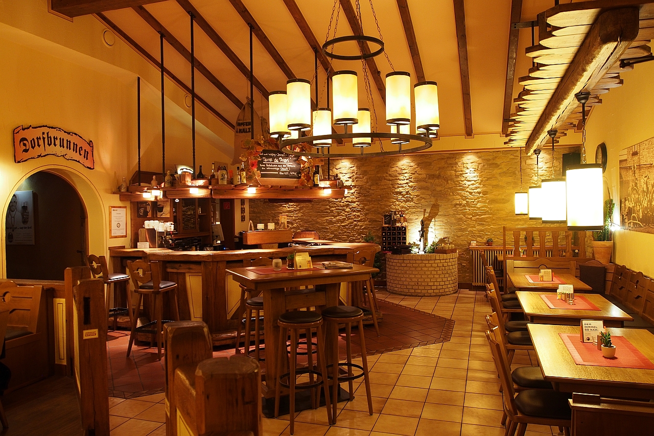 Essen-gehen - Gerichte: Schnitzel - Deutschland - urige Gastlichkeit im Lokal - Restaurant Dorfbrunnen
