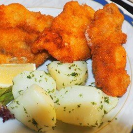 Restaurant: Das BACKHENDL, ein traditionelles Gasthausessen in Österreich. Hier ausgelöstes Fleisch von Pularden, das sind sehr große Hühner . - Gössnitzer