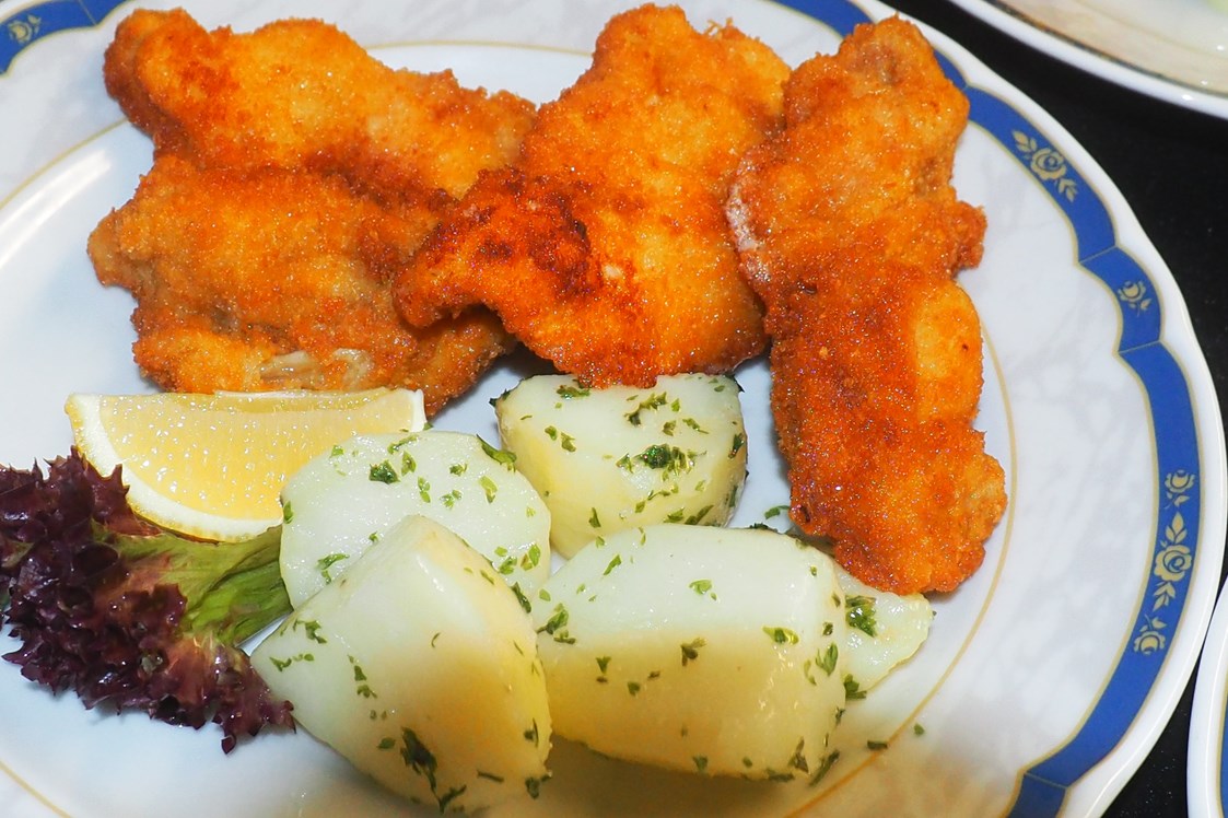 Restaurant: Das BACKHENDL, ein traditionelles Gasthausessen in Österreich. Hier ausgelöstes Fleisch von Pularden, das sind sehr große Hühner . - Gössnitzer