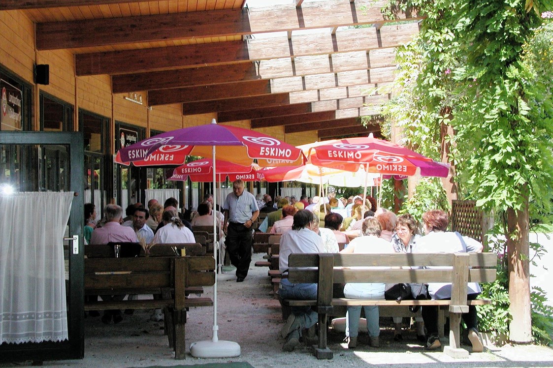 Restaurant: Schattiger Gastgarten mit 100 Sitzplätzen - ideal für Busgruppen! - Agrarium Gasthaus Zaubergart'l
